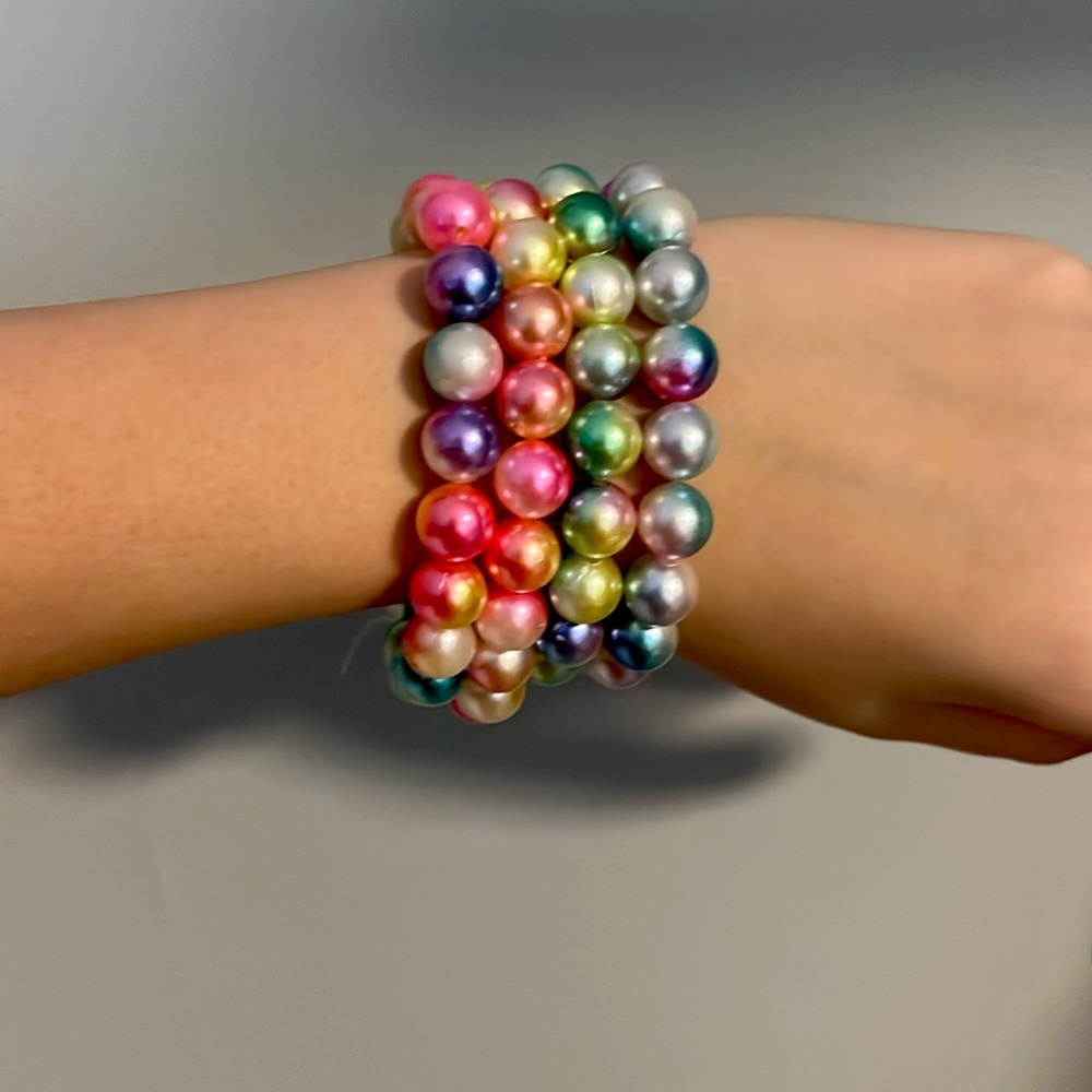 This is the beauty pearl set!! It includes 4 bracelets